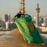 پرچم سبز رضوی بر فراز گنبد امام رضا(ع)