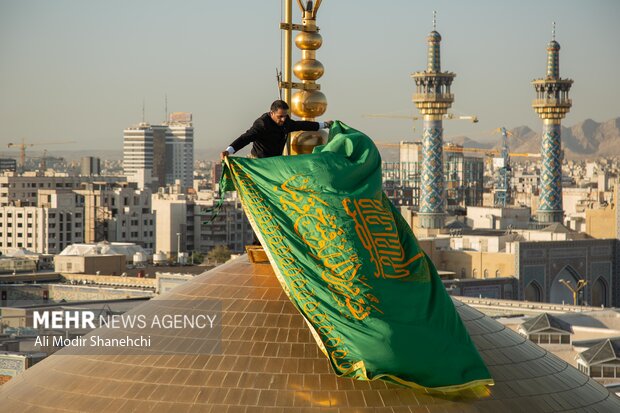 پرچم سبز رضوی بر فراز گنبد امام رضا(ع)
