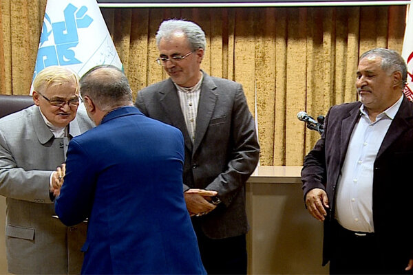 اعطای نشان فردوسی به مجری صدا و سیمای مرکز آذربایجان شرقی