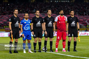 بطری‌باران در دربی ۱۰۷؛ اعتراض پرسپولیسی‌ها به بنیادی‌فرد
