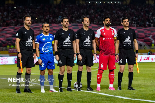 بطری‌باران در دربی ۱۰۷؛ اعتراض پرسپولیسی‌ها به بنیادی‌فرد