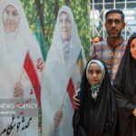 تجمع متفاوت مردم وکیل‌آباد مشهد برای حسنا دختری با اسکوتر صورتی