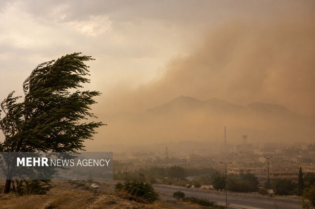 تندباد اصفهان را درمی‌نوردد؛ کاهش دما نامحسوس است