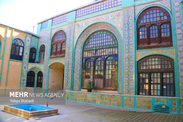 شاهکار کاشی‌نگاری در حصار رطوبت؛ تکیه معاون‌الملک در انتظار بودجه ملی