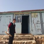 معلمی که راه مدرسه را از دل کوه باز می‌کند