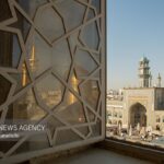 نصب کتیبه‌های ولادت امام حسن عسکری(ع) در حرم رضوی