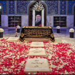 پیام مقام معظم رهبری بر مرقد مطهر رهبر شهید همزمان با هفته دفاع مقدس
