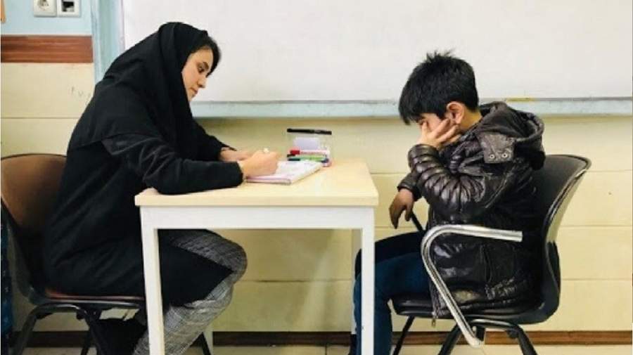 چرا مشاوران مدارس در حل مشکلات دانش‌آموزان امروزی با محدودیت مواجه‌اند؟
