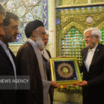 یادبود حرم حضرت معصومه (س) به معاون اول رئیس‌جمهور اهدا شد