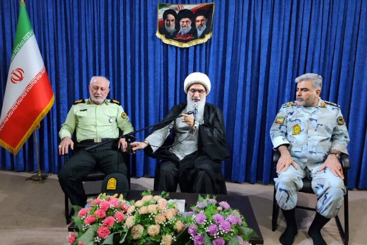امام جمعه بوشهر: خدمات نیروهای انتظامی و دریابانی عبادت است