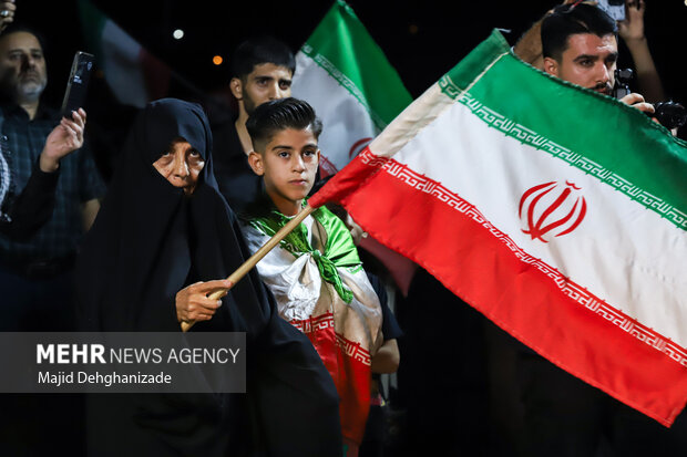 شب ۲۱۷ حماسه خیابان؛ یزدی‌ها ایستاده در میدان اقتدار