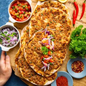 طرز تهیه لاهماجون پیتزای خوشمزه و اصیل ترکیه ای