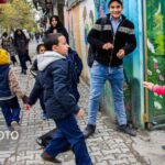 کودکانی که «دست‌بزن» دارند؛ چگونه با این مشکل برخورد کنیم؟