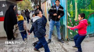 کودکانی که «دست‌بزن» دارند؛ چگونه با این مشکل برخورد کنیم؟