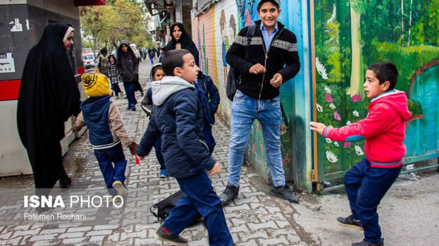 کودکانی که «دست‌بزن» دارند؛ چگونه با این مشکل برخورد کنیم؟